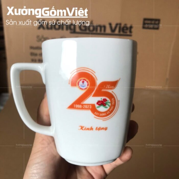 ly-su-trang-bat-trang-dang-chu-v-quai-vuong-in-logo-1