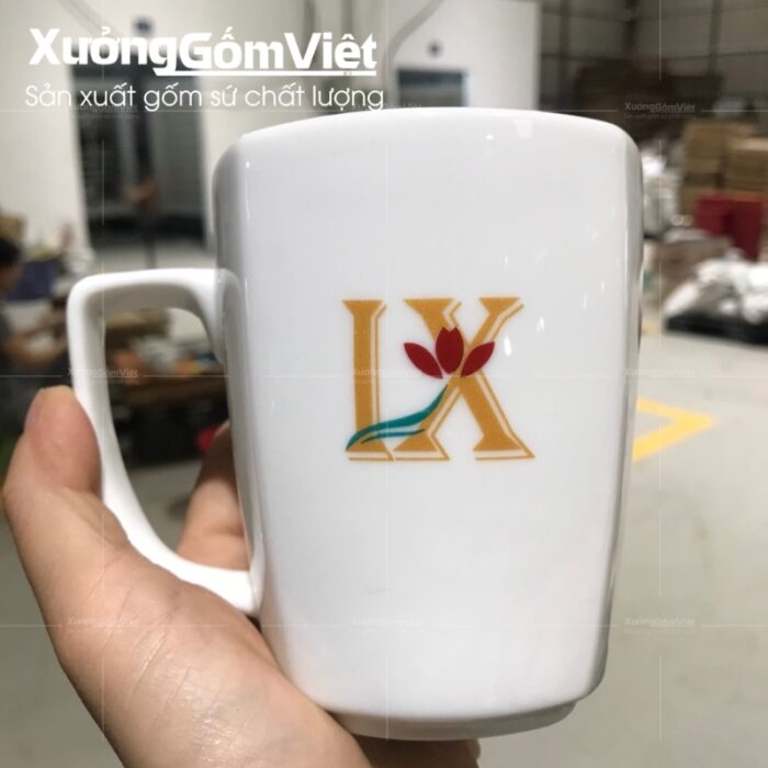 ly-su-trang-bat-trang-dang-chu-v-quai-vuong-in-logo-23