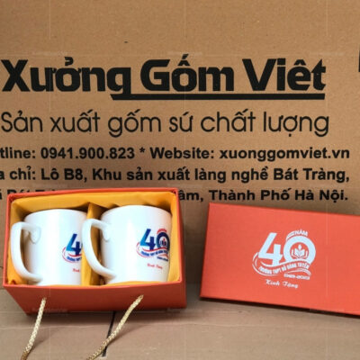 ly-su-trang-bat-trang-dang-chu-v-quai-vuong-in-logo-3