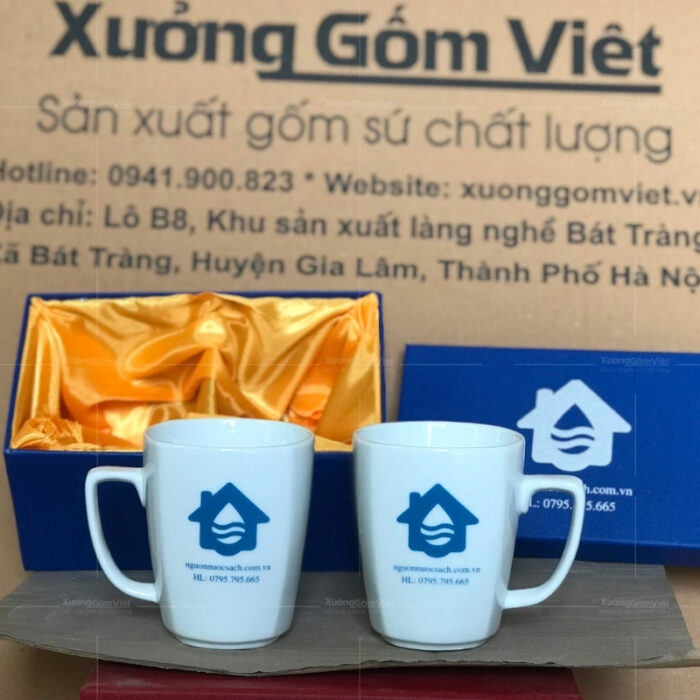 ly-su-trang-bat-trang-dang-chu-v-quai-vuong-in-logo-8