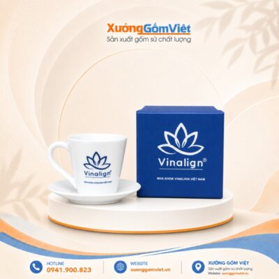 Ly sứ trắng có quai xoắn kèm đĩa lót in logo M65