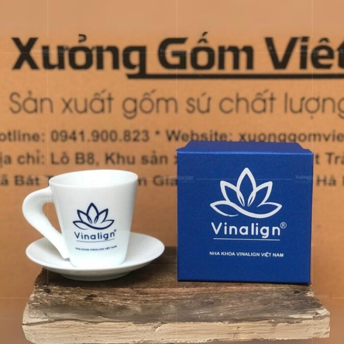 ly-su-trang-co-quai-xoan-kem-dia-lot-in-logo2