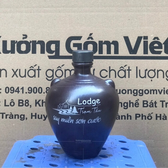 nam-ruou-gom-su-bat-trang-mau-nau-co-tai-khong-trang-men-in-logo (1)