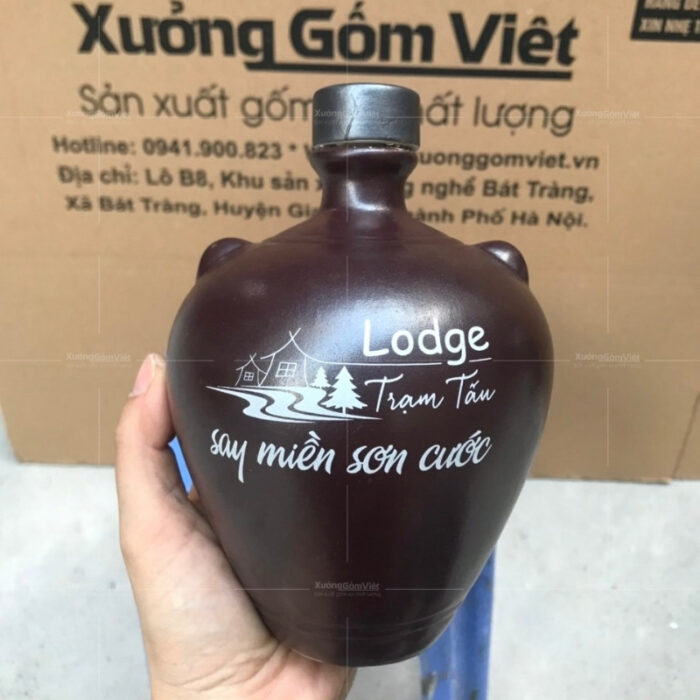 nam-ruou-gom-su-bat-trang-mau-nau-co-tai-khong-trang-men-in-logo (2)