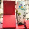 binh-hoa-gom-su-in-logo-Sharvin-dang-bom-mau-trang-kem-ve-hoa-sen-1