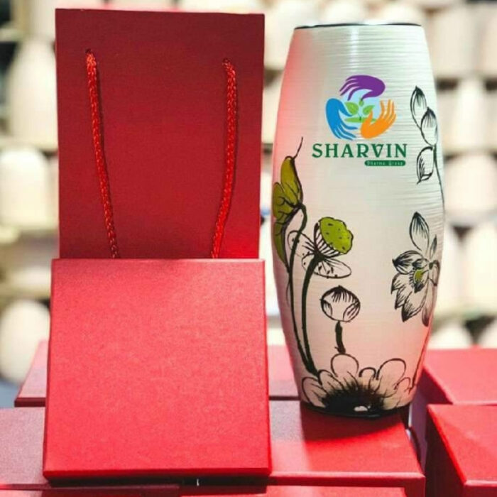 binh-hoa-gom-su-in-logo-Sharvin-dang-bom-mau-trang-kem-ve-hoa-sen-1