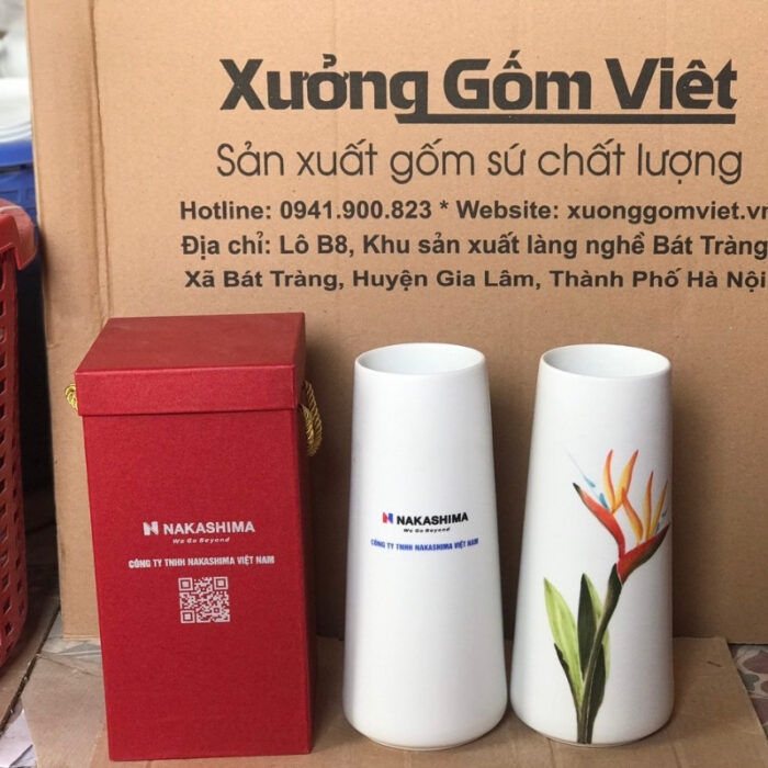 binh-hoa-gom-su-in-logo-nakashima-dang-bup-mang-mau-trang-ve-hoa-la-1