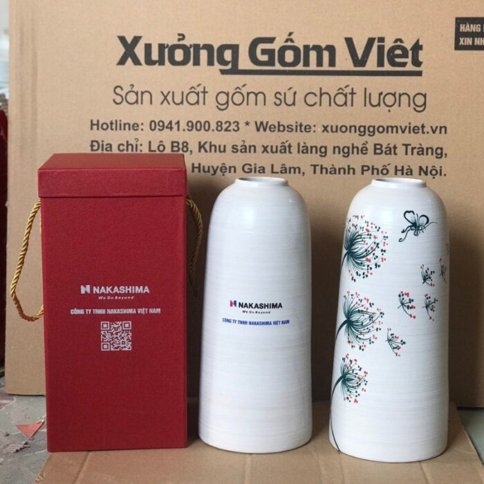 binh-hoa-gom-su-in-logo-nakashima-dang-tru-co-hep-mau-trang-ve-hoa-1