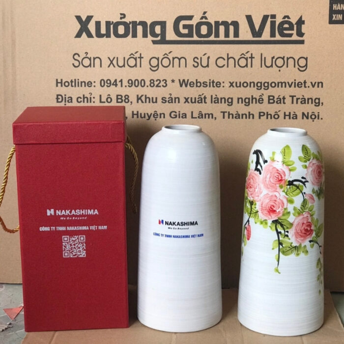 binh-hoa-gom-su-in-logo-nakashima-dang-tru-co-hep-mau-trang-ve-hoa-mau-don-hong-1