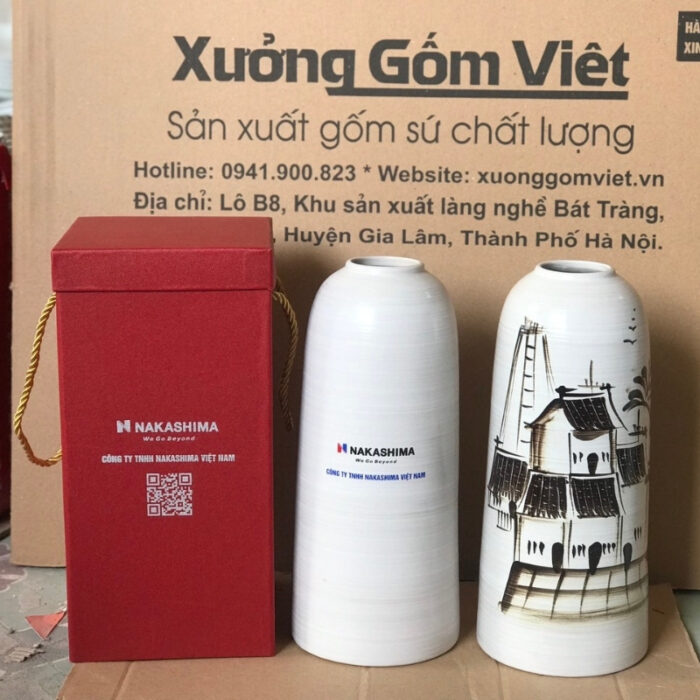 binh-hoa-gom-su-in-logo-nakashima-dang-tru-ong-co-hep-mau-trang-ve-canh-hoi-an-1