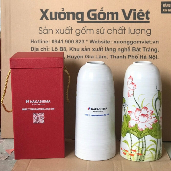 binh-hoa-gom-suin-logo-nakashima-dang-ong-co-hep-mau-trang-ve-sen-hong-1