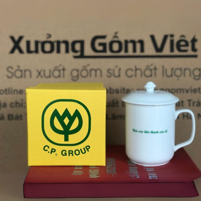 coc-su-in-logo-CP-Group-dang-tru-cao-co-nap-mau-trang-1
