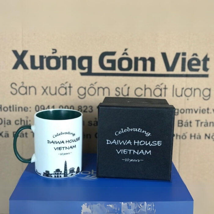 coc-su-in-logo-ky-niem-10-nam-DAIWA-House-Viet-Nam-dang-tru-cao-co-quai-mau-trang-long-xanh-2