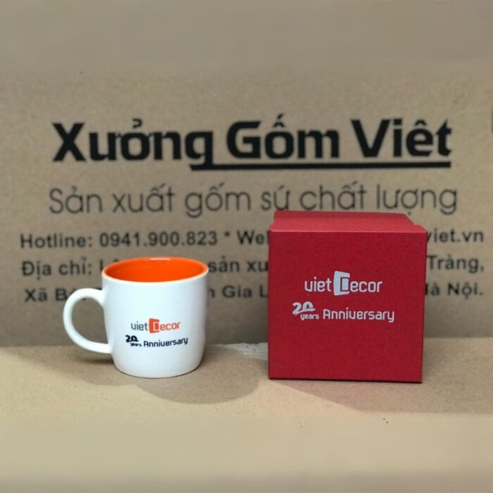 coc-su-in-logo-ky-niem-20-nam-Viet-Decor-dang-tru-lun-co-quai-mau-trang-long-cam-1