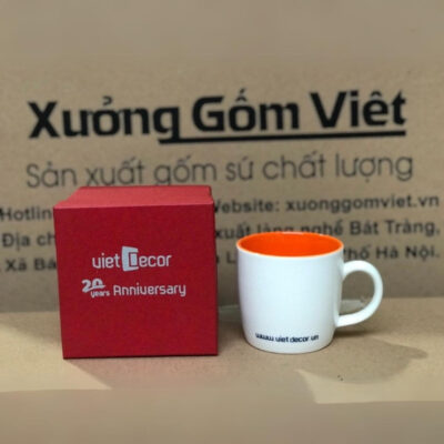 coc-su-in-logo-ky-niem-20-nam-Viet-Decor-dang-tru-lun-co-quai-mau-trang-long-cam-2