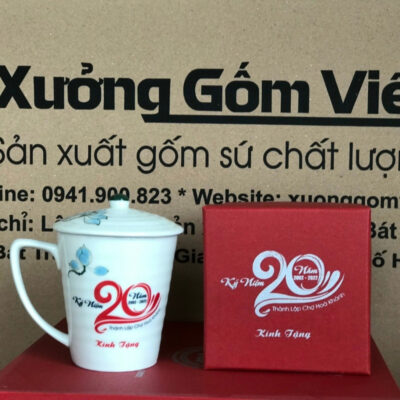 coc-su-in-logo-ky-niem-20-nam-thanh-lap-cho-Hoa-Khanh-dang-vat-co-nap-mau-trang-hoa-tiet-sen-xanh-1