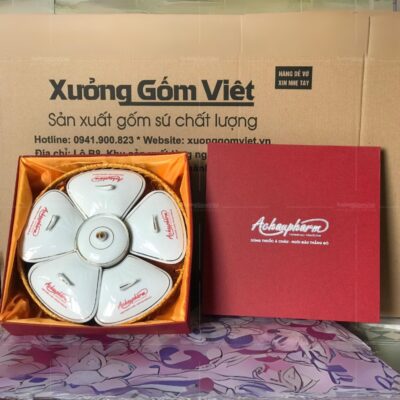 khay-mut-5-canh-hoa-bat-trang-mau-trang-tron-vien-kim-in-logo-1