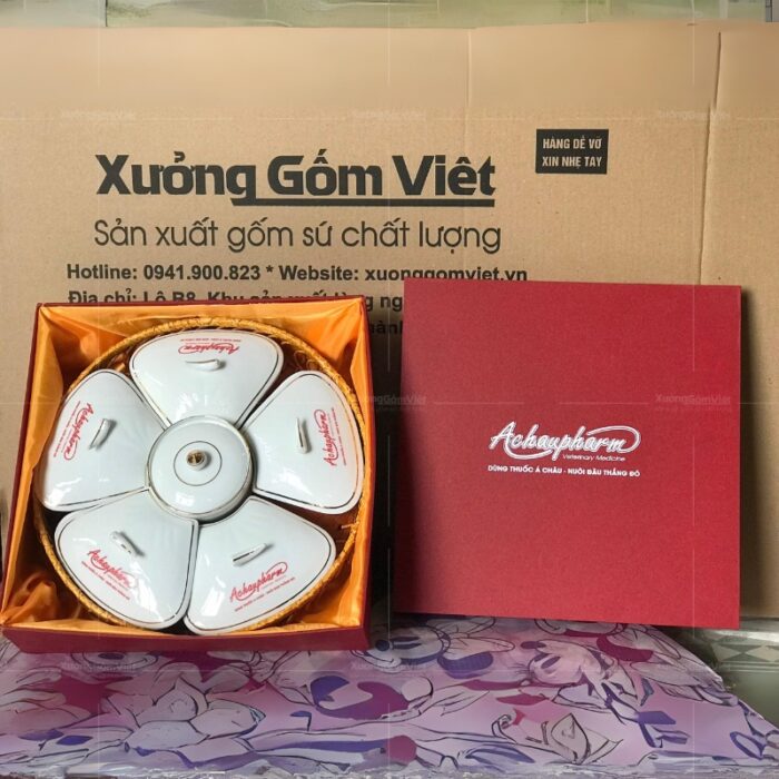 khay-mut-5-canh-hoa-bat-trang-mau-trang-tron-vien-kim-in-logo-1