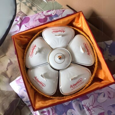 khay-mut-5-canh-hoa-bat-trang-mau-trang-tron-vien-kim-in-logo-3