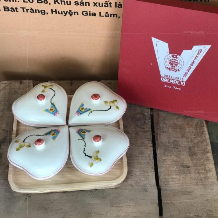 khay-mut-dang-trai-tim-hoa-tiet-sen-xanh-in-logo-hop-do-1