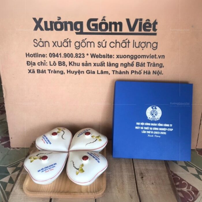 khay-mut-dang-trai-tim-hoa-tiet-sen-xanh-in-logo-hop-xanh-1