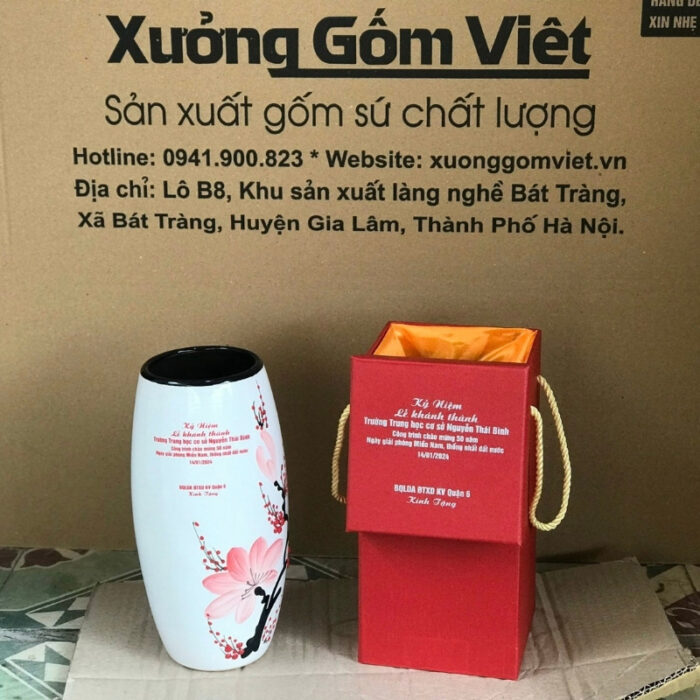 lo-hoa-gom-su-in-chu-ky-niem-le-khanh-thanh-dang-bom-mau-trang-ve-canh-dao-hong-phot-1
