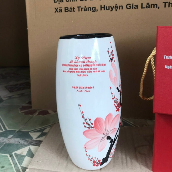 lo-hoa-gom-su-in-chu-ky-niem-le-khanh-thanh-dang-bom-mau-trang-ve-canh-dao-hong-phot-3
