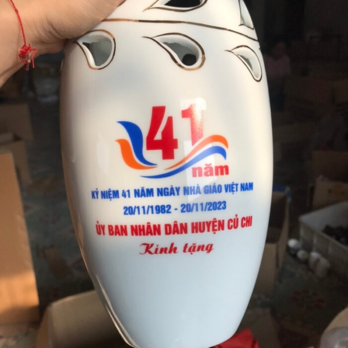 lo-hoa-gom-su-in-logo-41-nam-ngay-20-11-mieng-ca-khoet-mau-trang-vien-kim-4