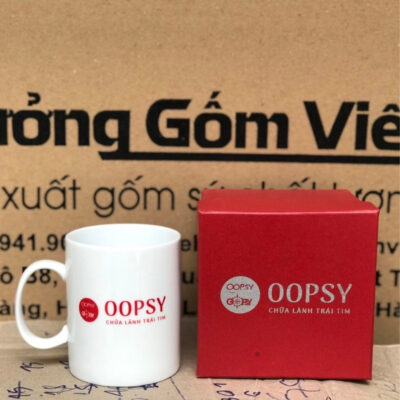 ly-su-in-logo-OOPSY-dang-tru-cao-co-quai-mau-trang-1