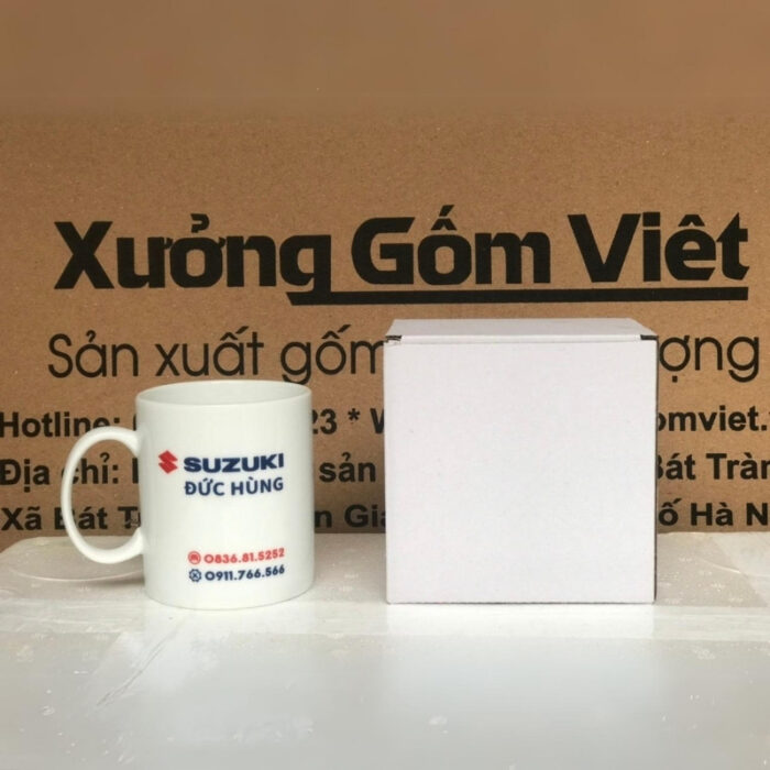 ly-su-in-logo-Suzuki-Duc-Hung-dang-tru-cao-co-quai-mau-trang-1