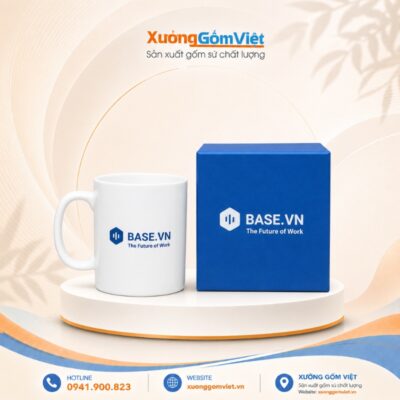 Ly sứ in logo BASE.VN The Future of Work dáng trụ có quai màu trắng M123