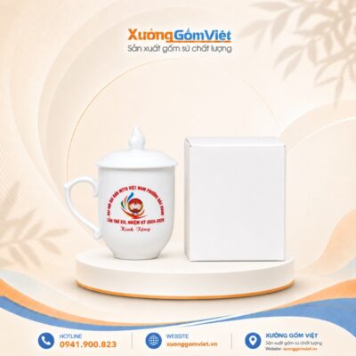 Ly sứ in logo Đại hội Đại biểu MTTQ Việt Nam Phường Hòa Minh dáng bầu có nắp màu trắng M113