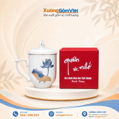 Ly sứ in logo Gia đình Nhà thơ Thế Chính dáng bầu màu trắng họa tiết hoa sen viền kim M107