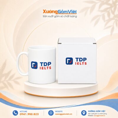 Ly sứ in logo TDP IELTS dáng trụ có quai màu trắng M118