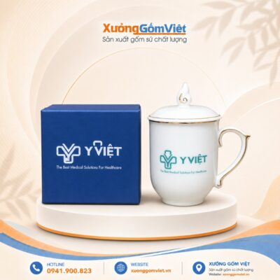 Ly sứ in logo Y VIỆT dáng bầu có nắp chóp lửa màu trắng M126