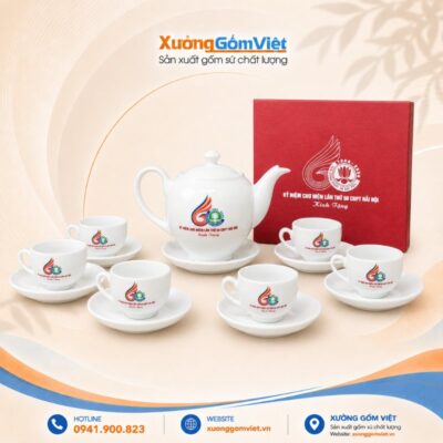 Bộ ấm chén in logo kỷ niệm chu niên lần thứ 60 GĐPT Hải Nội dáng bầu tròn màu trắng Bát Tràng ACLG-67