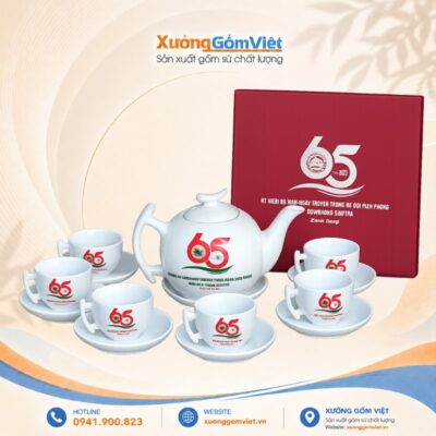 Bộ ấm chén sứ trắng in logo Kỷ niệm 65 năm ngày truyền thống bộ đội biên phòng "Đồn biên phòng Sơn Trà" dáng trăng khuyết Bát Tràng ACLG-60