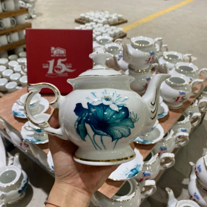 bo-am-chen-in-logo-ky-niem-15-nam-thanh-lap-dang-cat-tuong-hoa-tiet-hoa-sen-vien-kim-3