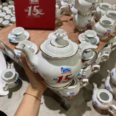 bo-am-chen-in-logo-ky-niem-15-nam-thanh-lap-dang-cat-tuong-hoa-tiet-hoa-sen-vien-kim-9