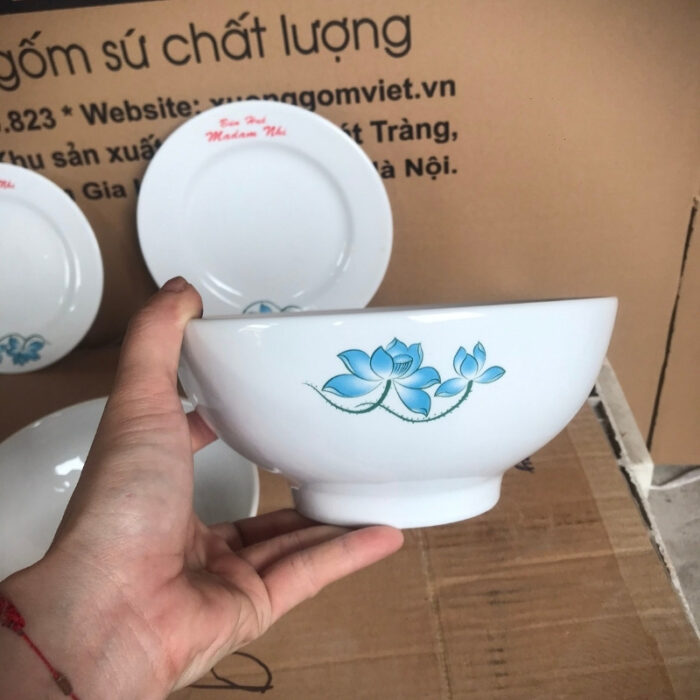 bo-bat-dia-in-logo-bun-hue-madam-nhi-men-trang-hoa-tiet-sen-xanh-4