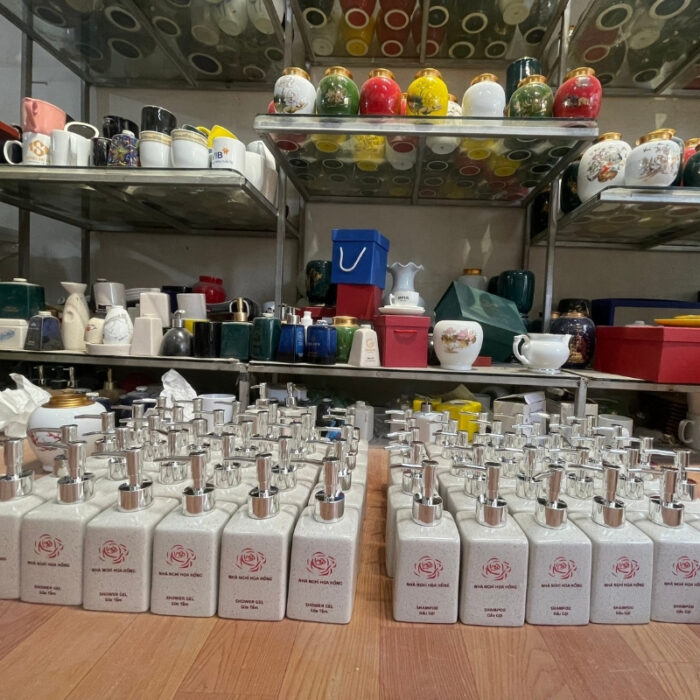 bo-dung-cu-nha-tam-in-logo-nha-nghi-hoa-hong-dang-vuong-men-cat-2