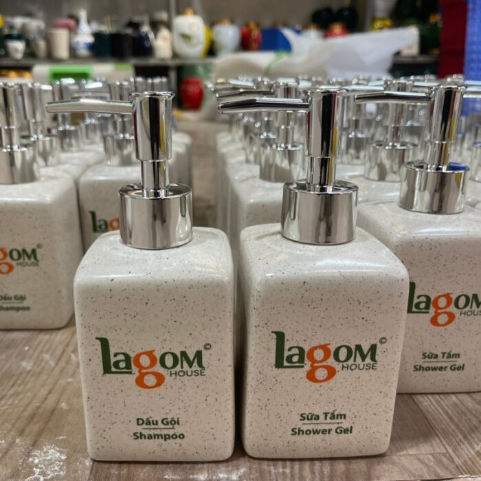 bo-phu-kien-nha-tam-in-logo-lagom-hotel-dang-vuong-men-cat-2