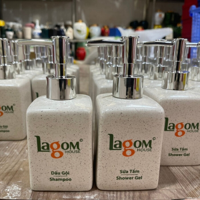 bo-phu-kien-nha-tam-in-logo-lagom-hotel-dang-vuong-men-cat