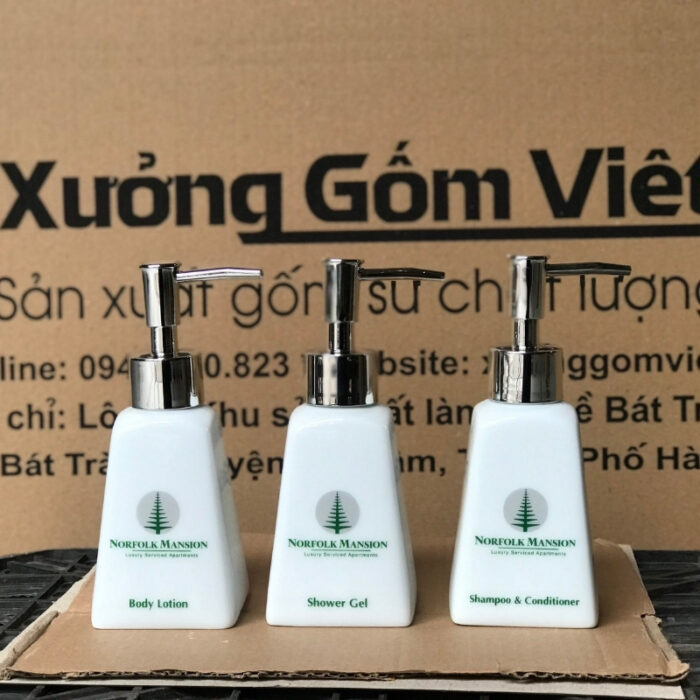 bo-phu-kien-nha-tam-in-logo-norfolk-maison-men-trang