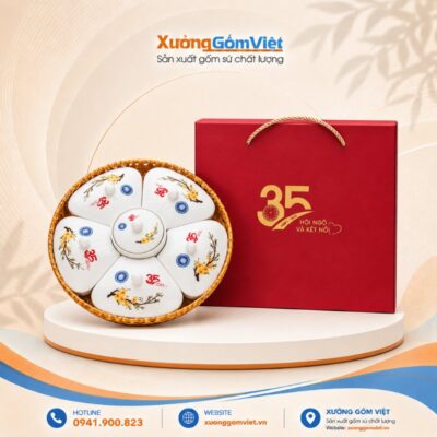 Khay mứt sứ in logo 35 năm Hội Ngộ và Kết Nối dáng bông hoa màu trắng họa tiết cành mai KMS-44