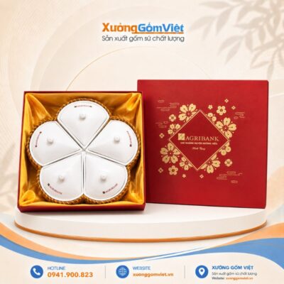 Khay mứt sứ in logo Agribank dáng bông hoa khay mây màu trắng KMS-43