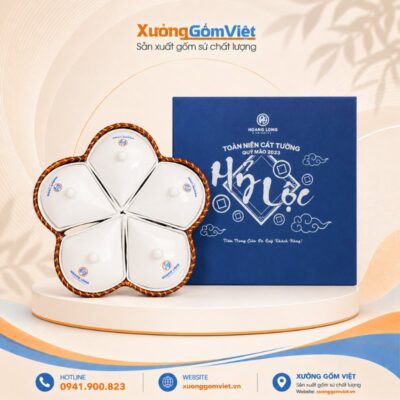 Khay mứt sứ in logo Hoàng Long dáng bông hoa kèm khay mây màu trắng KMS-42
