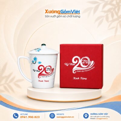 Ly sứ in logo Kỷ niệm 20 năm Thành lập chợ Hòa Khánh dáng vát có nắp màu trắng họa tiết sen xanh M137