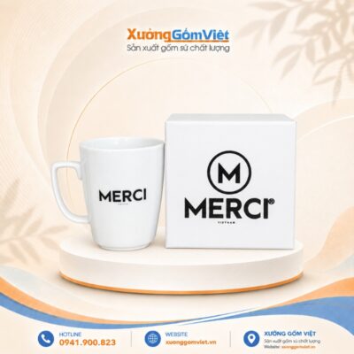 Ly sứ in logo MERCI dáng vát có quai màu trắng M140