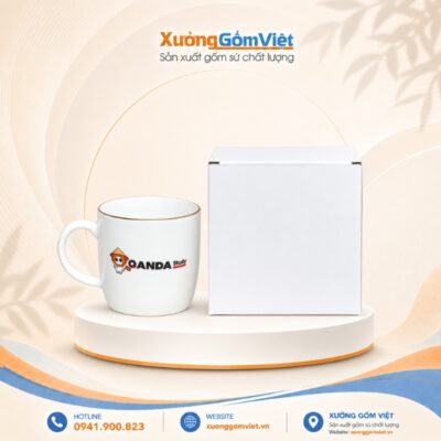 Ly sứ in logo OANDA Study dáng trụ lùn có quai màu trắng viền kim M143